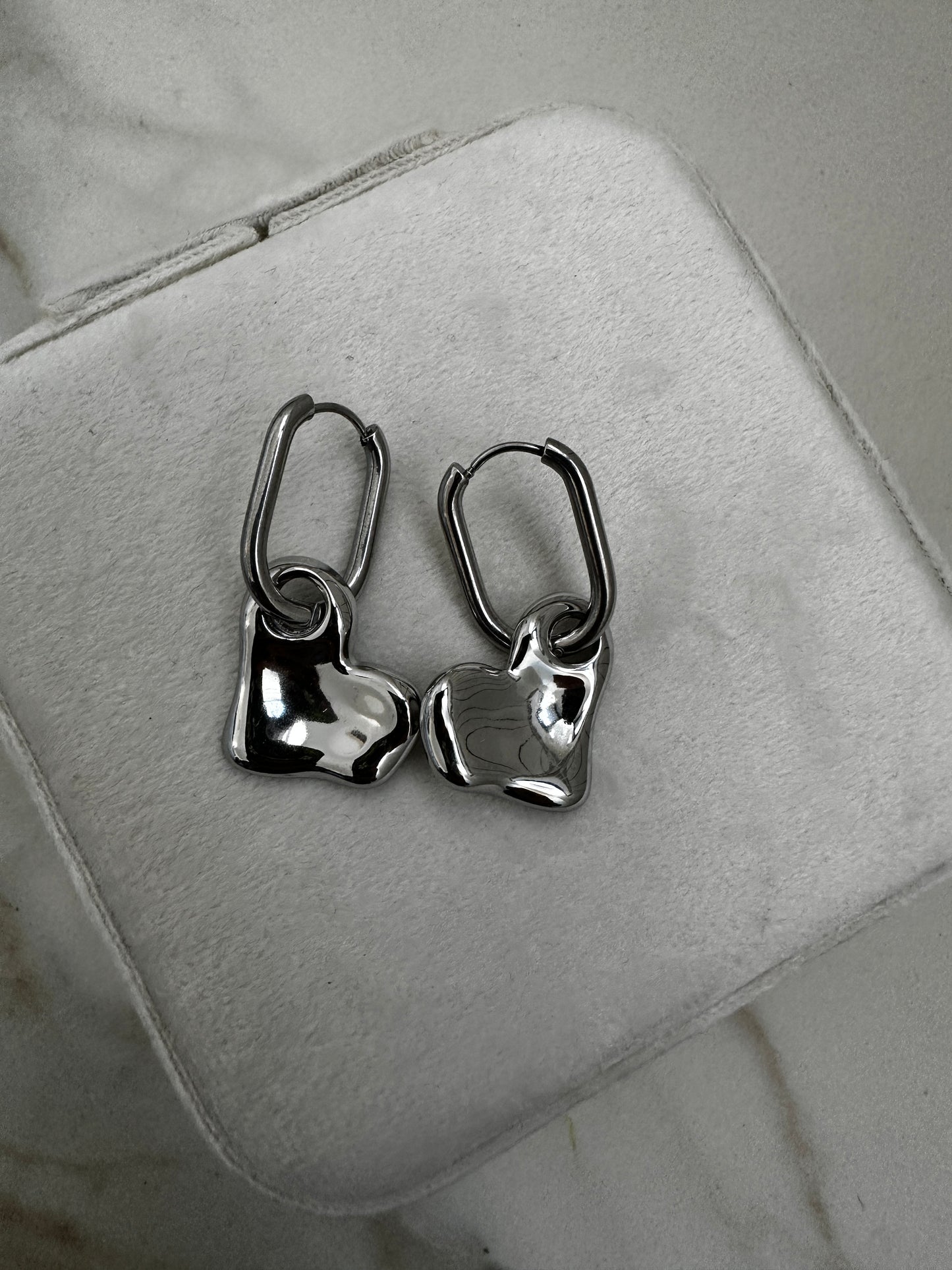 Pendientes in love plateados